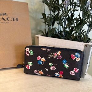 Coach Floral Print Long Zip Around  Wallet Navy with floral design VGC